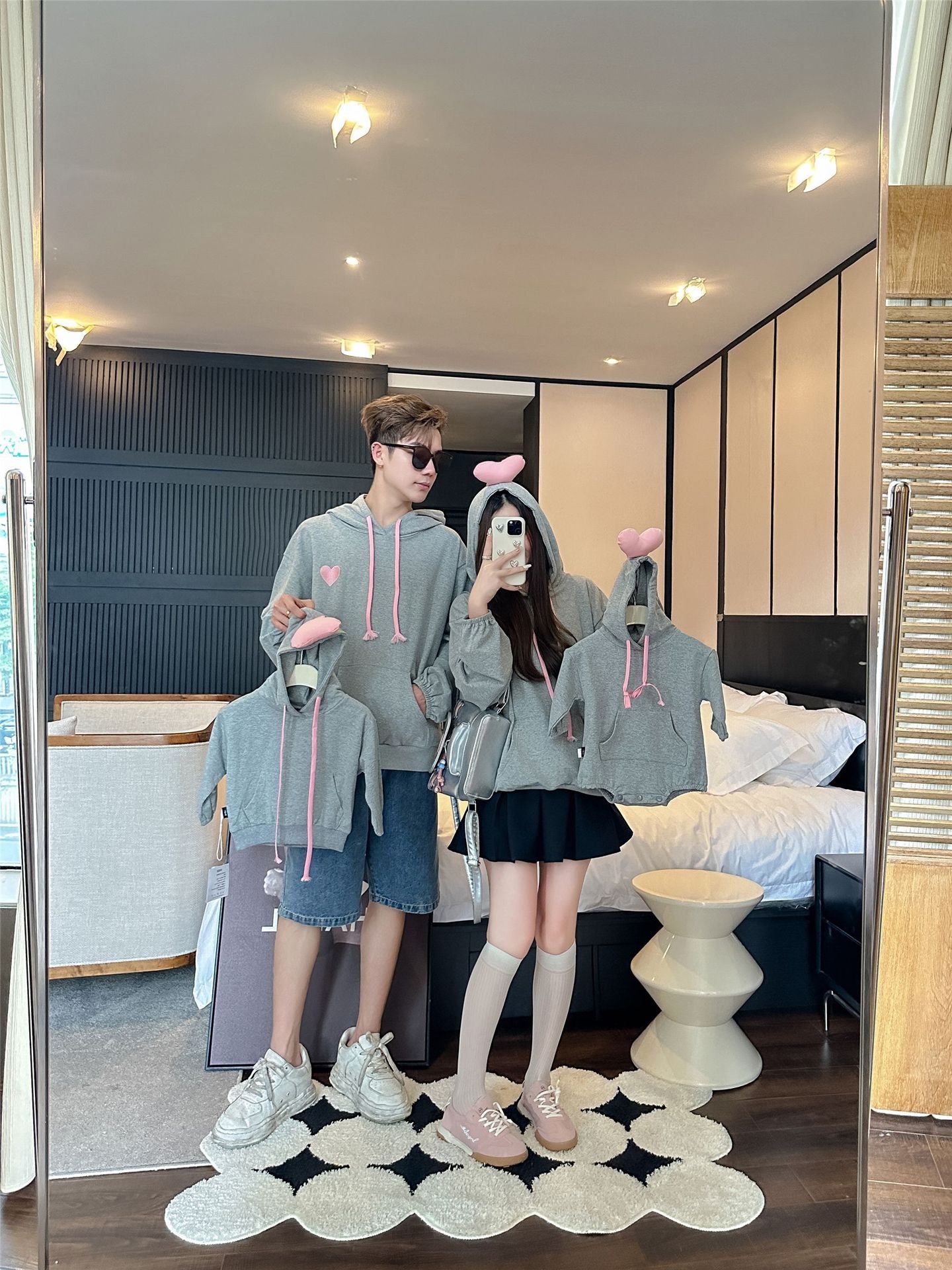 L23110216親子裝秋裝母女母子新款嬰兒連身衣ins一家三口愛心連帽衛衣新款