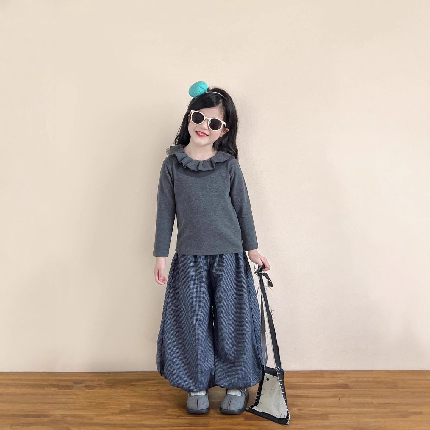 CG25103003女童秋穿灰色毛線背心+紗質荷葉邊領打底衫+細格大眾燈籠褲