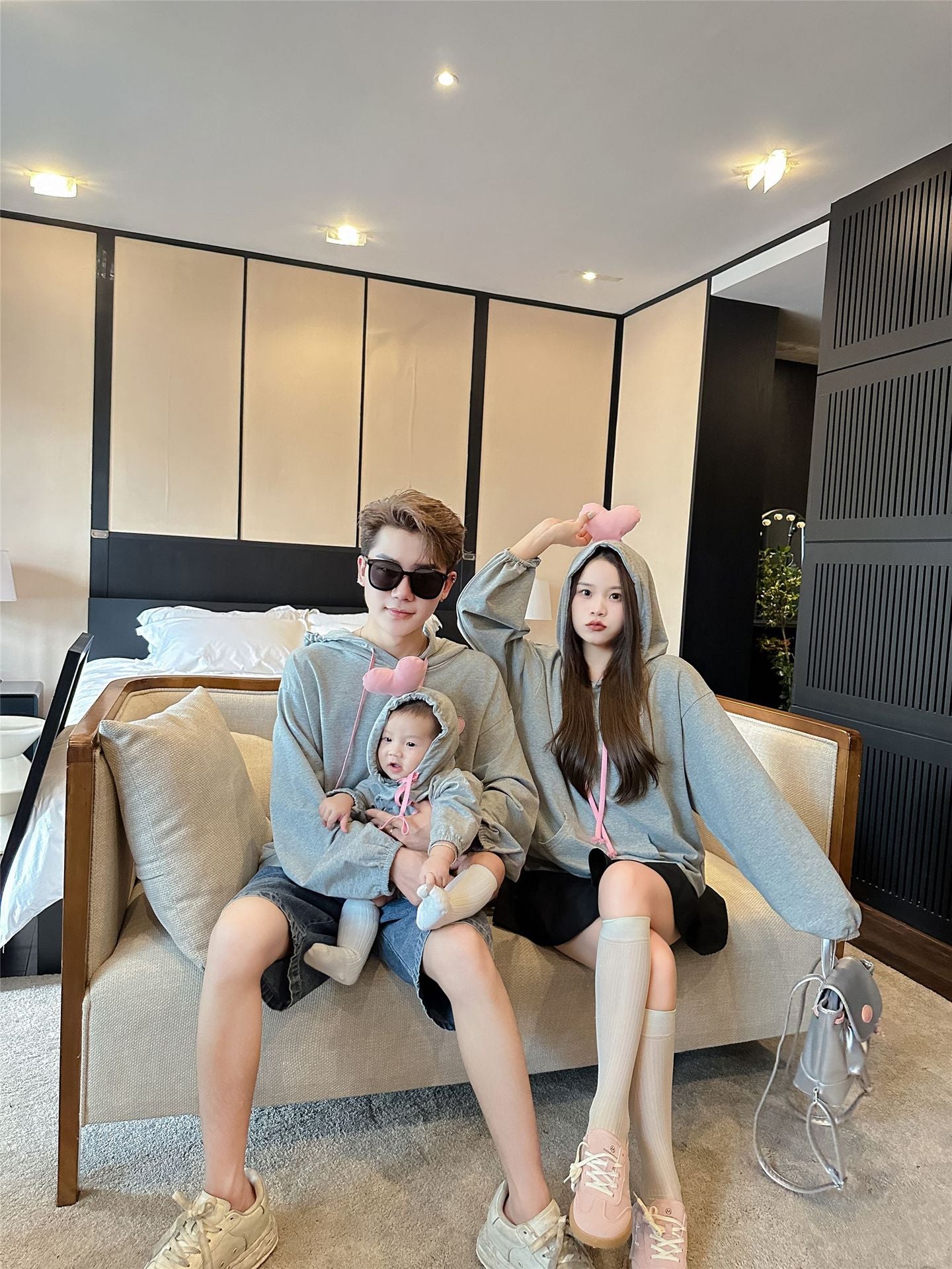 L23110216親子裝秋裝母女母子新款嬰兒連身衣ins一家三口愛心連帽衛衣新款