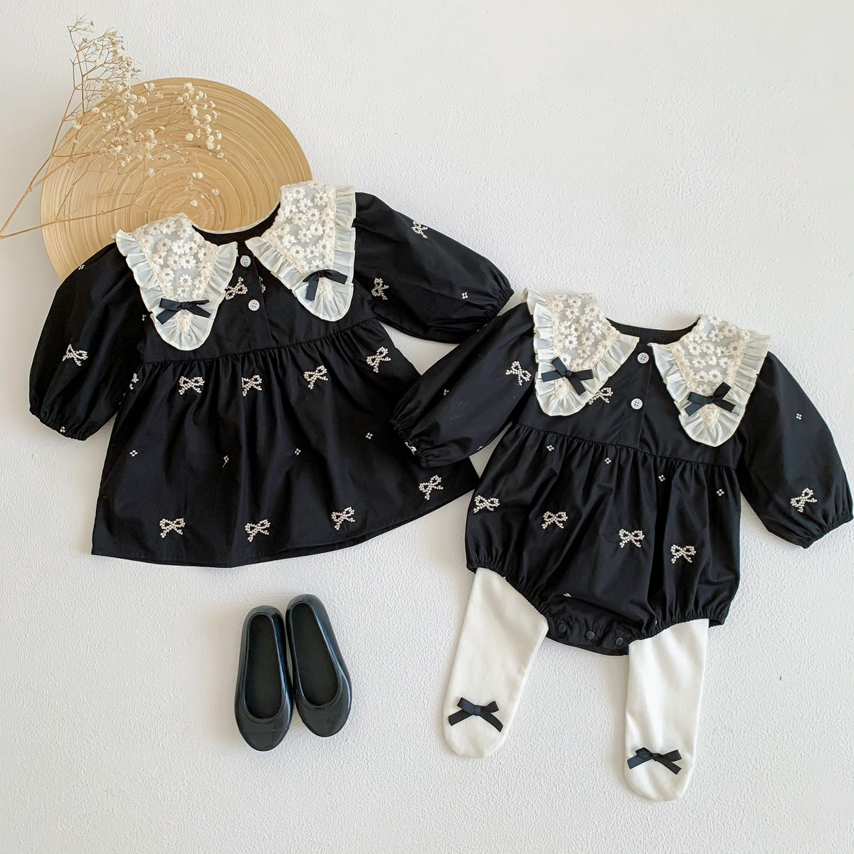 G24110608秋裝姊妹哈衣裙娃娃領蕾絲繡花女寶長袖爬服洋氣兒童裙戶外服