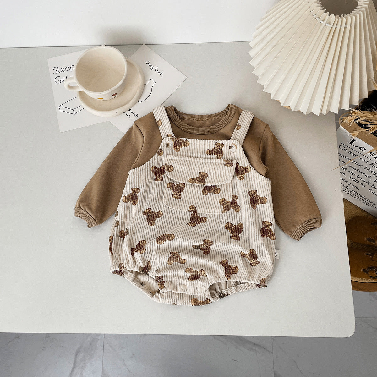 G231116018嬰兒秋季新款背帶套裝2023小熊背帶哈衣長T恤兩件組洋氣寶寶爬服