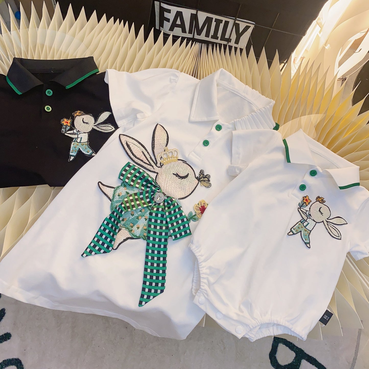 L23070627嬰兒親子夏季一家三口母女連衣裙母子短袖刺繡兔子polo衫度假裝潮