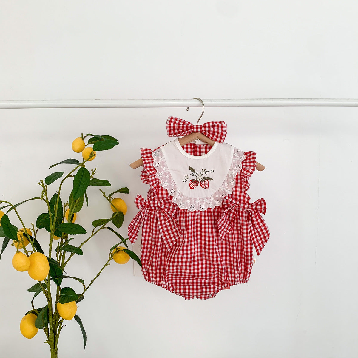 24041409嬰幼兒夏季時尚紅色格紋薄版印花棉三角哈衣女寶寶薄款含髮帶