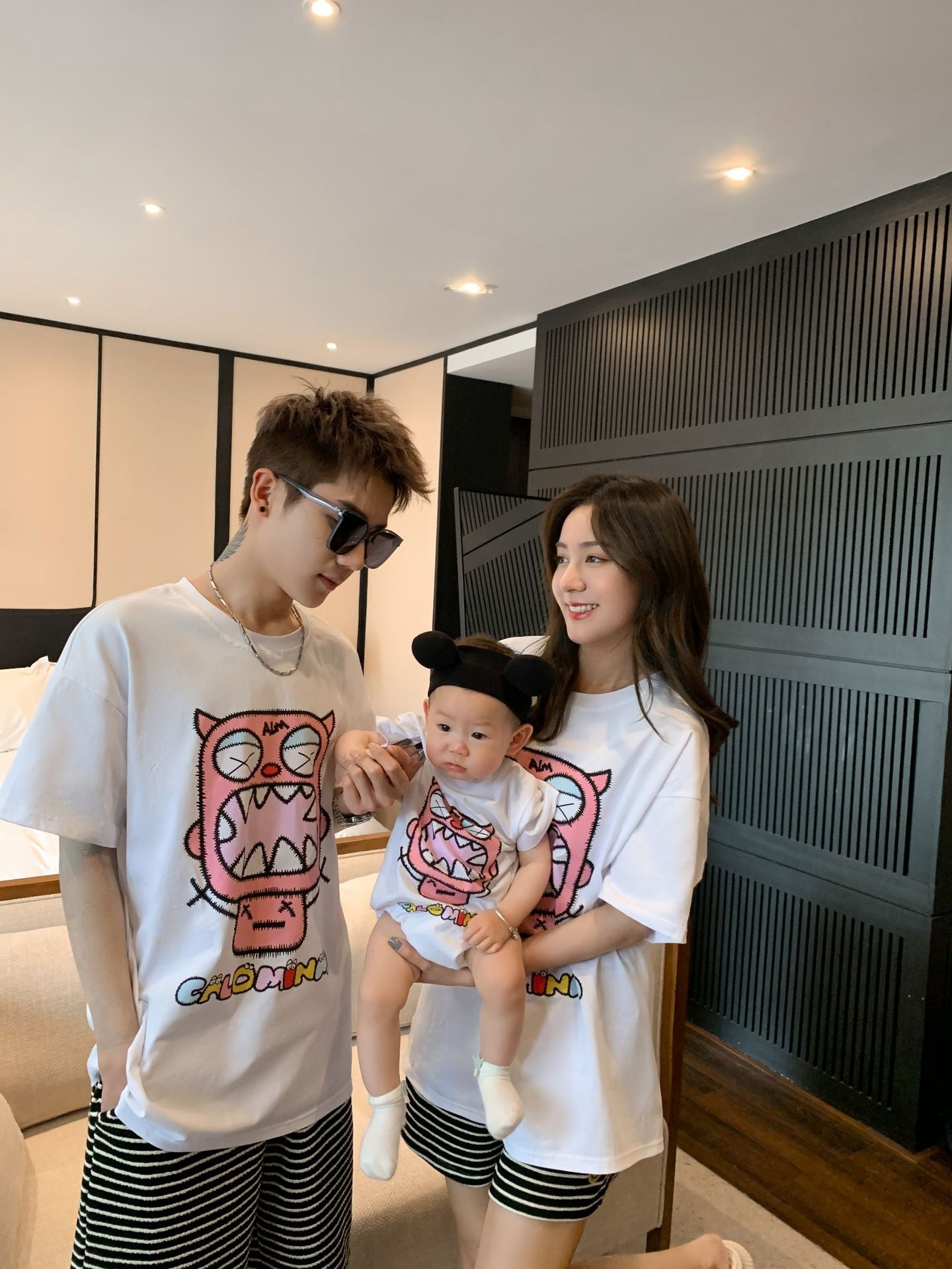 L23070628不一樣的親子裝夏一家三四口短袖T恤洋氣網紅母女-滿月照