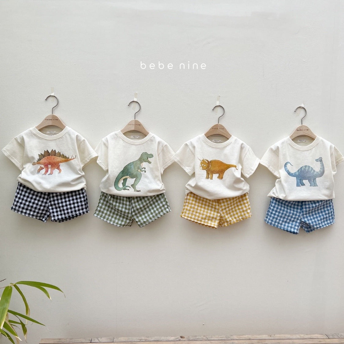 CA25052102韓國童裝夏季新款兒童棉質可愛恐龍短袖格子短褲男女套裝服裝