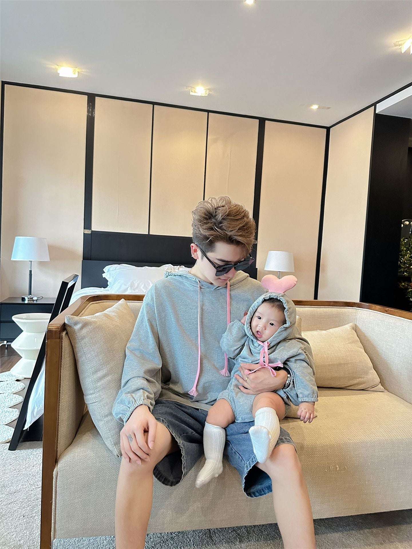 L23110216親子裝秋裝母女母子新款嬰兒連身衣ins一家三口愛心連帽衛衣新款