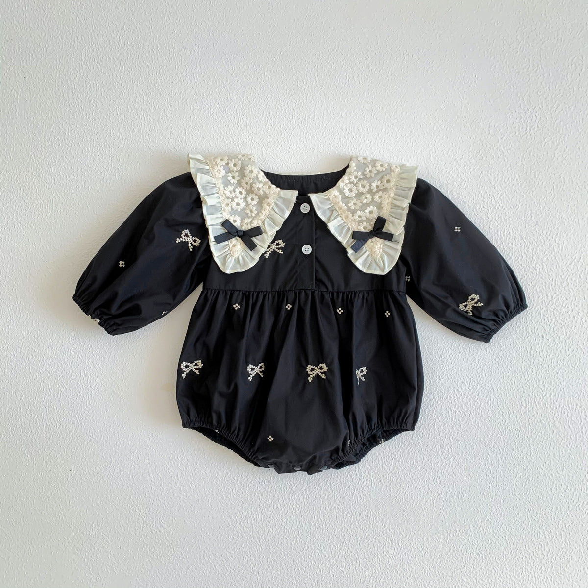 G24110608秋裝姊妹哈衣裙娃娃領蕾絲繡花女寶長袖爬服洋氣兒童裙戶外服