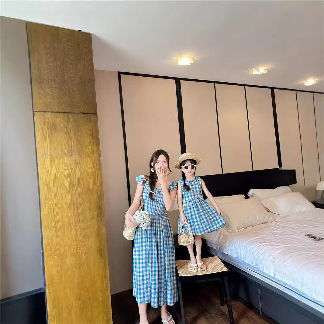 L25041701韓系親子裝連身裙夏裝格紋背心親子裝一家四口母女海邊度假連身裙