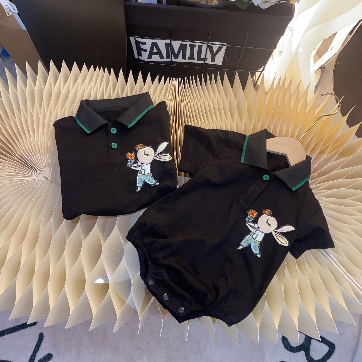 L23070627嬰兒親子夏季一家三口母女連衣裙母子短袖刺繡兔子polo衫度假裝潮