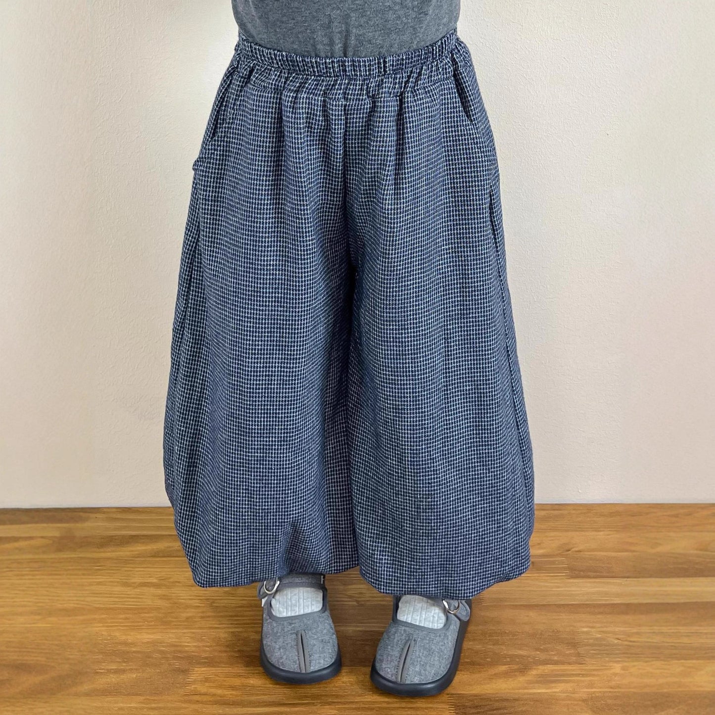 CG25103003女童秋穿灰色毛線背心+紗質荷葉邊領打底衫+細格大眾燈籠褲