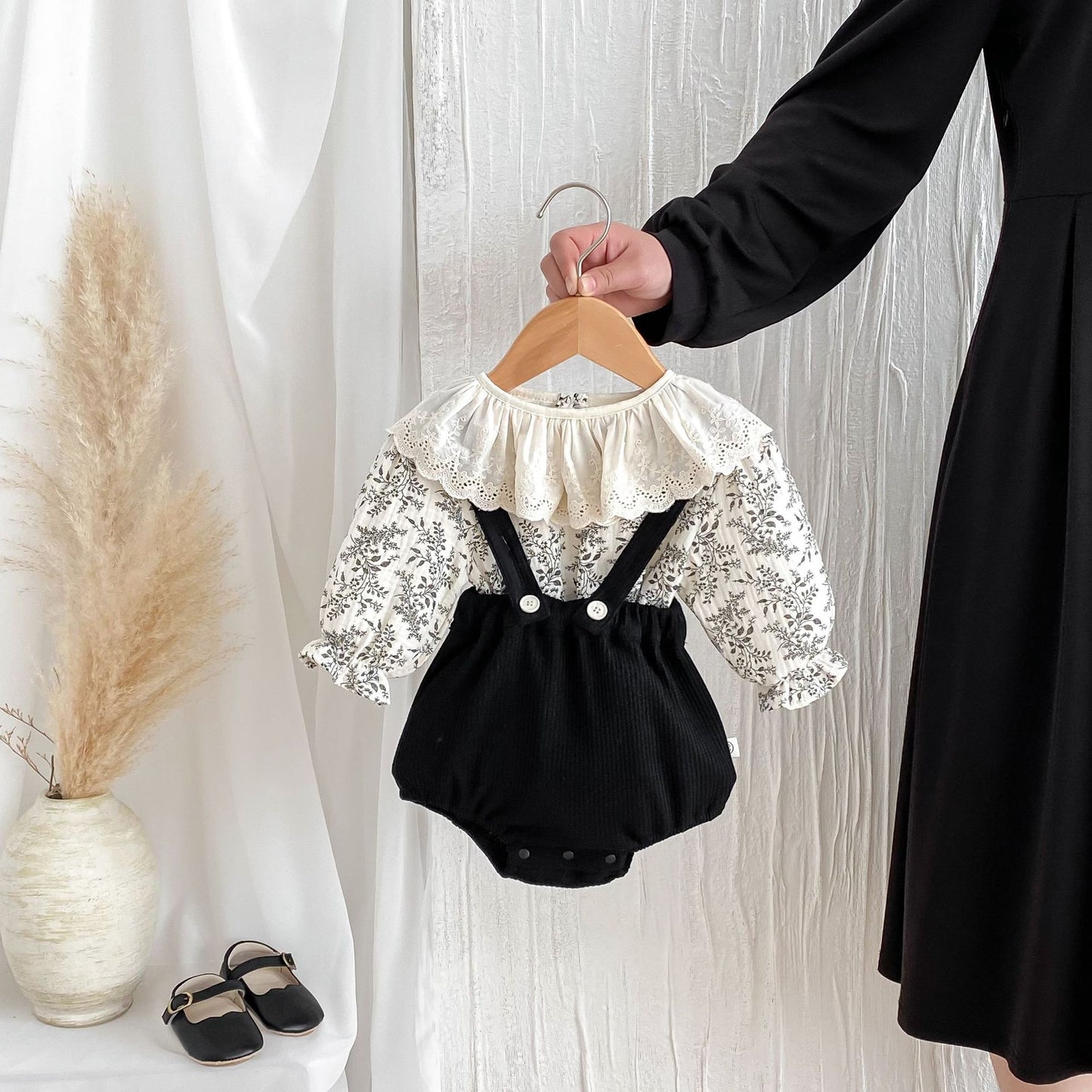 G25092513嬰兒衣服秋裝背帶褲套裝韓版女花邊洋氣碎花上衣女童包屁褲兩件套