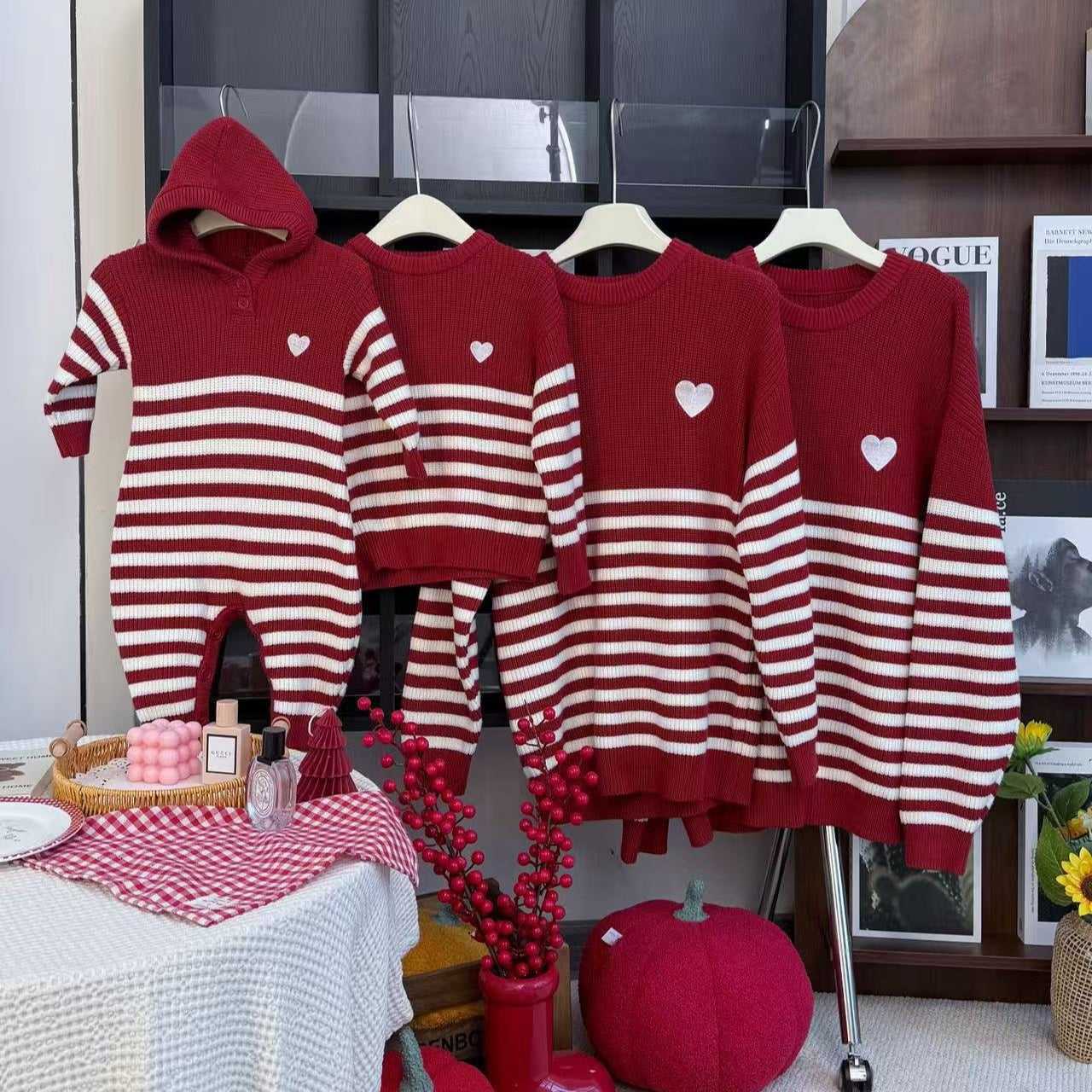 L26010607小月齡親子裝新生兒爬服愛心針織衫童裝三口秋冬裝紅色條紋毛衣