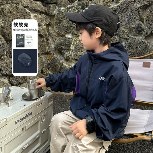 GJ25082703秋季新款男童連帽衝鋒衣軟殼外套兒童戶外秋裝衣服露營