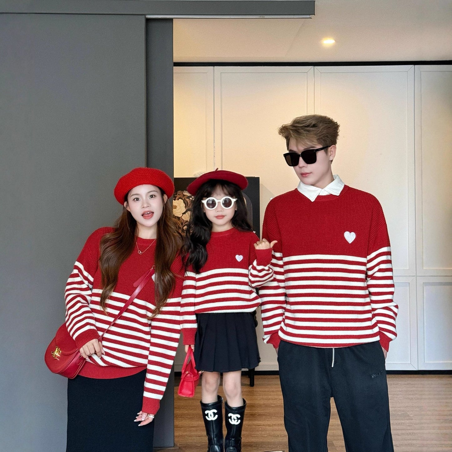 L26010607小月齡親子裝新生兒爬服愛心針織衫童裝三口秋冬裝紅色條紋毛衣