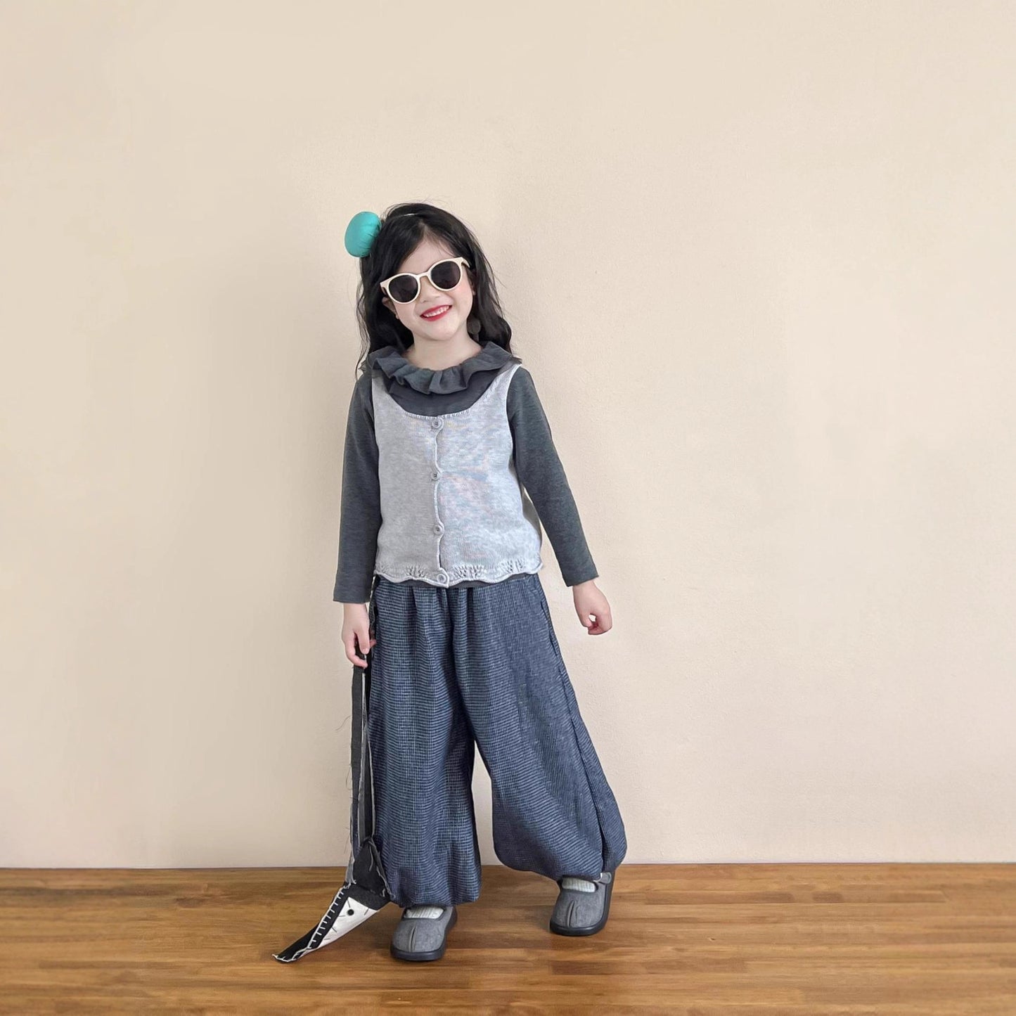 CG25103003女童秋穿灰色毛線背心+紗質荷葉邊領打底衫+細格大眾燈籠褲