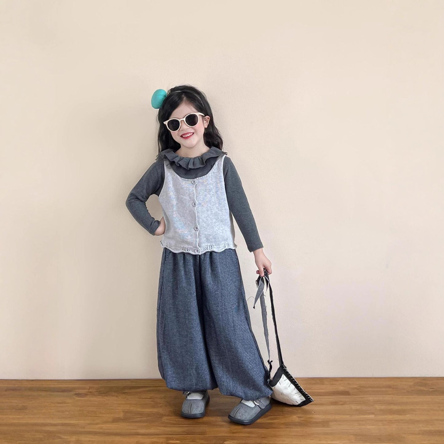 CG25103003女童秋穿灰色毛線背心+紗質荷葉邊領打底衫+細格大眾燈籠褲
