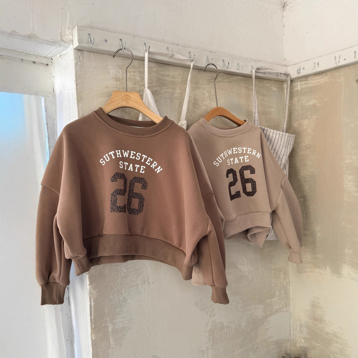 Z26010242瑜珈公主女孩復古美式字母短上衣女寶寶加絨大眾衛衣