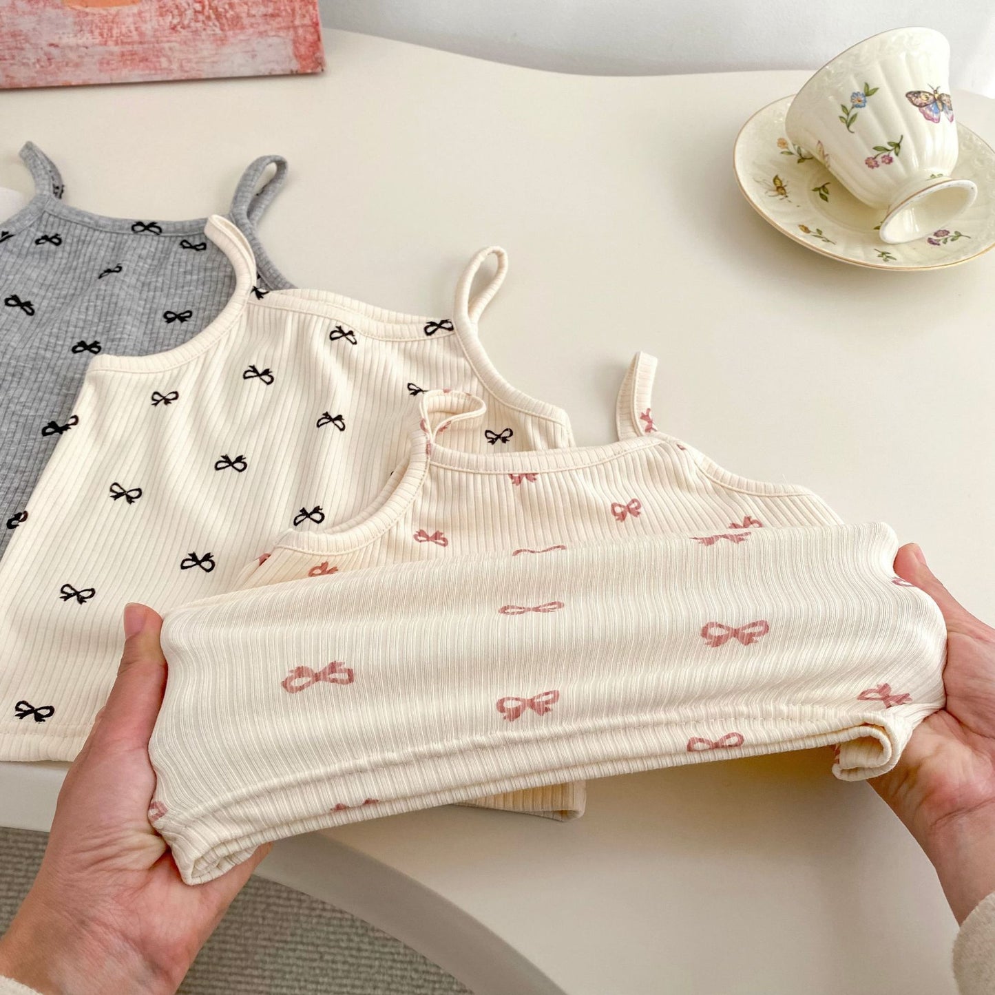 GN26030903ins夏季女童時尚小吊帶兩件洋氣百搭蝴蝶結T恤上衣+花苞短裤(2件起批)GN開頭需下單2款才有出貨,可混搭