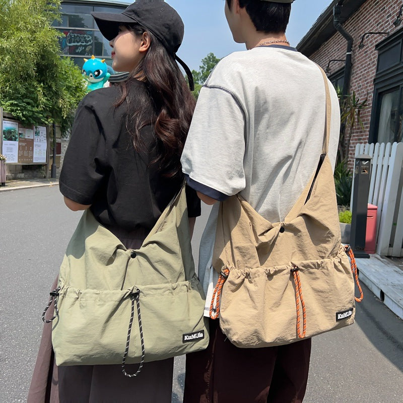 Z25030930日系輕便休閒斜背包女新款通勤單肩包抽繩工裝包