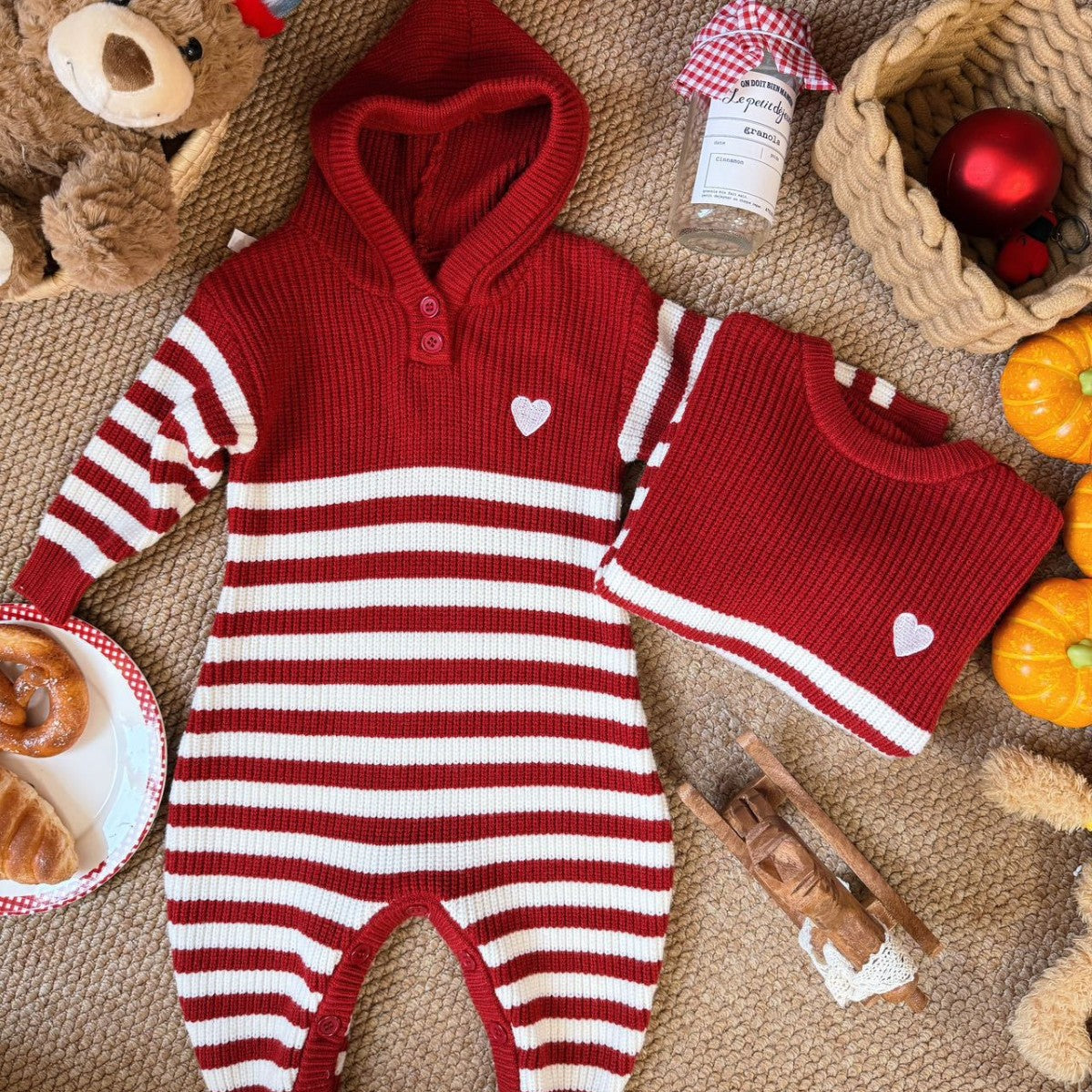L26010607小月齡親子裝新生兒爬服愛心針織衫童裝三口秋冬裝紅色條紋毛衣