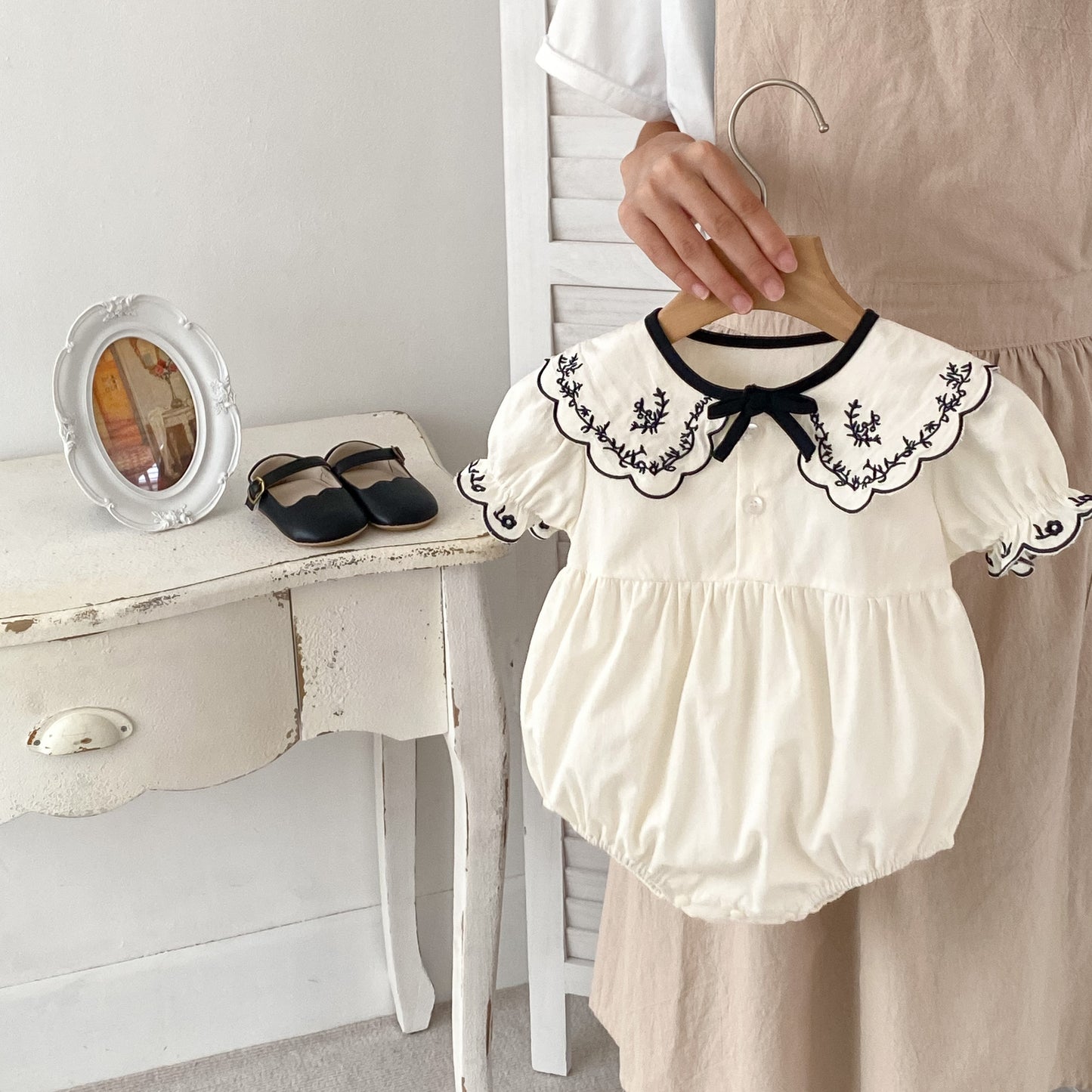 GN26030912嬰兒夏款繡花翻領短袖連身衣哈衣洋氣女寶寶蝴蝶結包屁衣(2件起批)GN開頭需下單2款才有出貨,可混搭